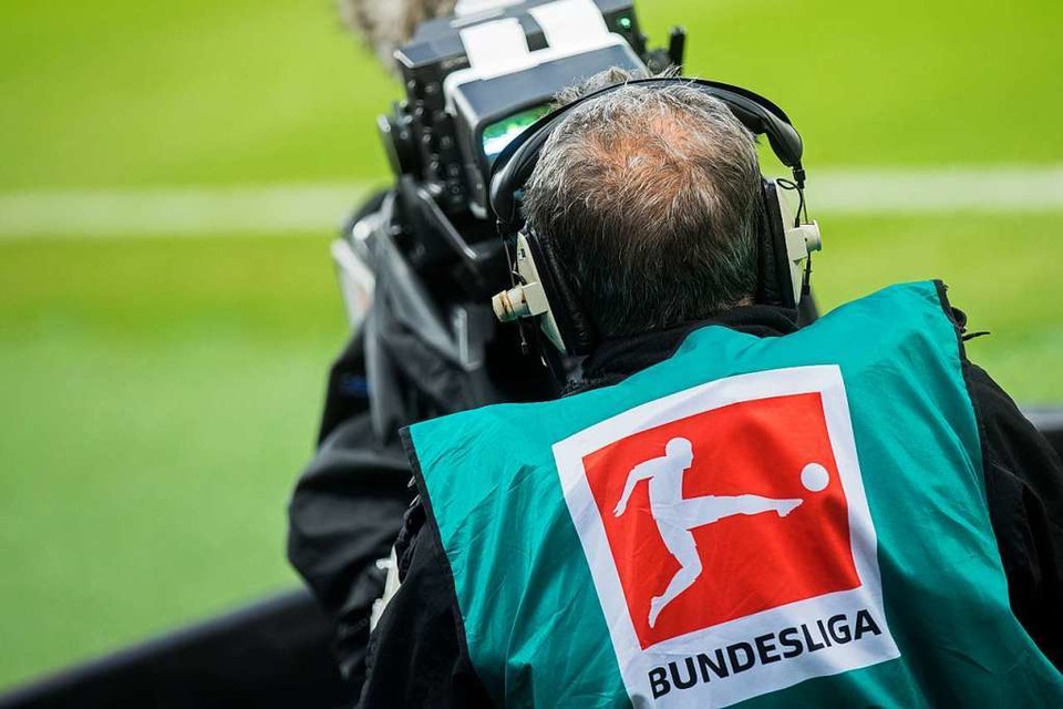 In den  Profifußball fließt viel Fernsehgeld. Nach Ansicht von  SC-Fans ist es ungerecht verteilt. (Foto: Rolf Vennenbernd (dpa))