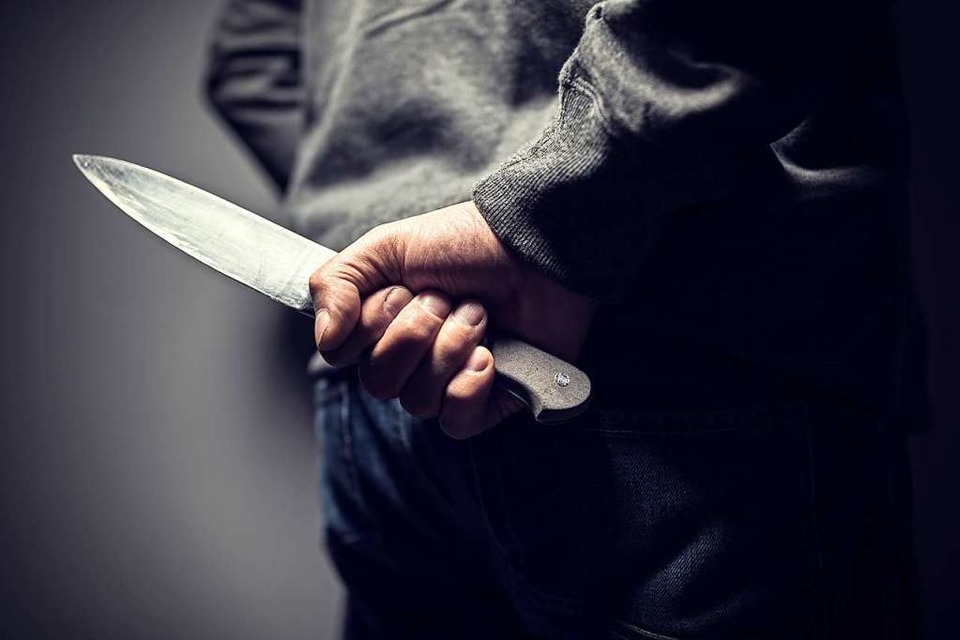 Mann drohte in einem Kiosk in Haslach mit einem Messer und raubte Geld (Symbolbild) (Foto: Brian Jackson  (stock.adobe.com))