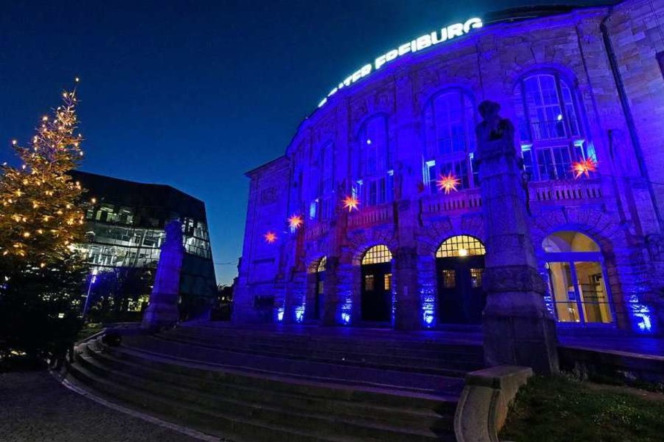 Das Freiburger Stadttheater strahlt in Blau. (Foto: Michael Bamberger)