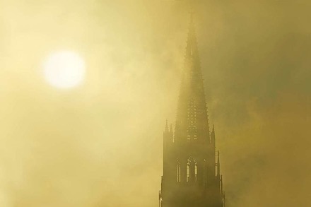 Sonne trifft auf Münster und Nebelvorhang