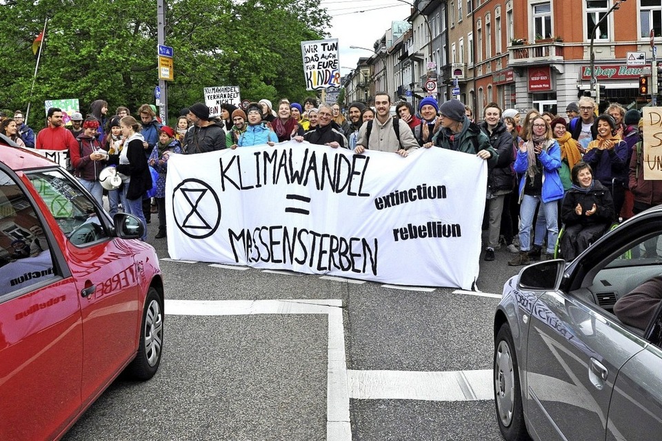 Vor Corona blockierten Mitglieder von Extinction Rebellion die B31 in Freiburg. Nun kommt ein Vorschlag für einen Klima-Bürgerrat aus ihrem Umfeld. (Foto: Jens Kitzler)