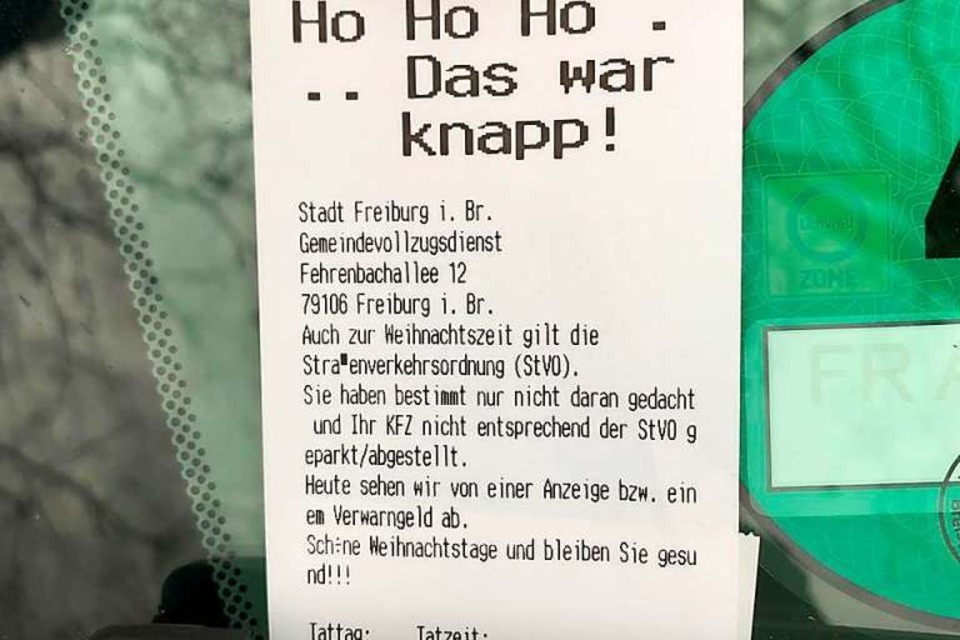 Geschenk für Falschparker in Freiburg an Heiligabend: Statt einem Knöllchen gab es freundliche Festtagsgrüße. (Foto: Privat)