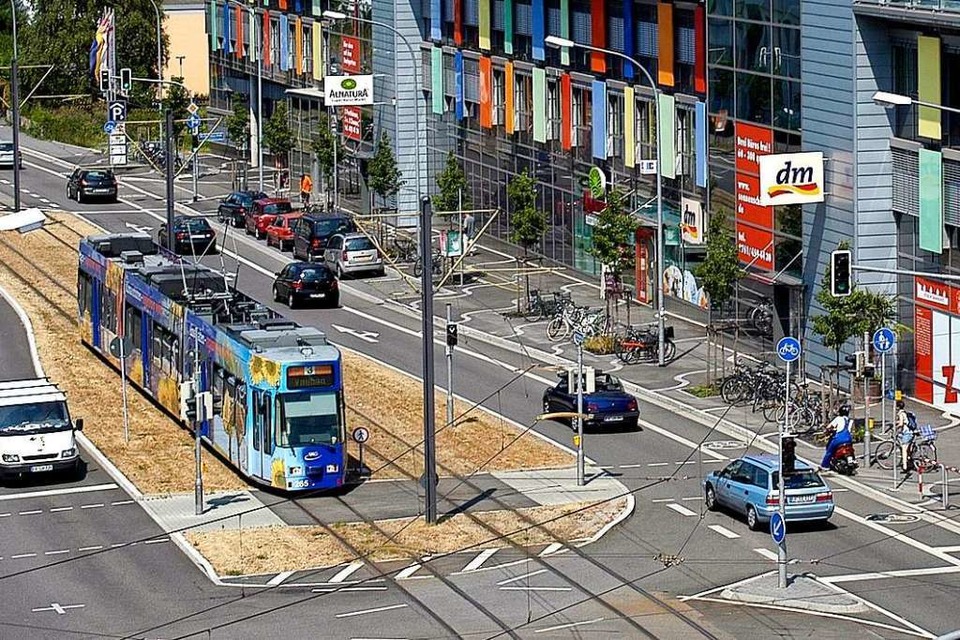 Eine Straßenbahn vor dem Freiburger Stadtteil Vauban (Foto: Ingo Schneider)