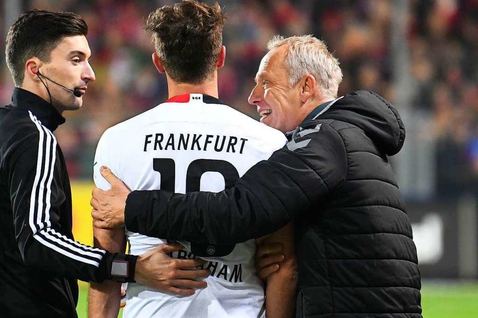November 2019: David Abraham  von Frankfurt wird von Trainer Christian Streich von Freiburg nach der roten Karte umarmt. (Foto: Patrick Seeger (dpa))