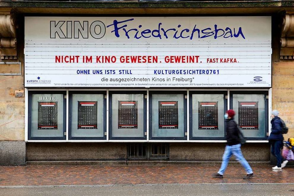 Im Schaukasten am Friedrichsbau-Kino, wo sonst Filme angekündigt werden, zeigen nun Kulturschaffende &amp;#8222;Kulturgesichter0761&amp;#8220;. (Foto: Ingo Schneider)