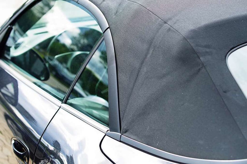 Ein 42-Jähriger hat das Stoffdach eines Cabrios aufgeschlitzt, die Autobesitzerin hat ihn beobachtet und festgehalten. (Symbolbild). (Foto: Wellnhofer Designs (Adobe Stock))