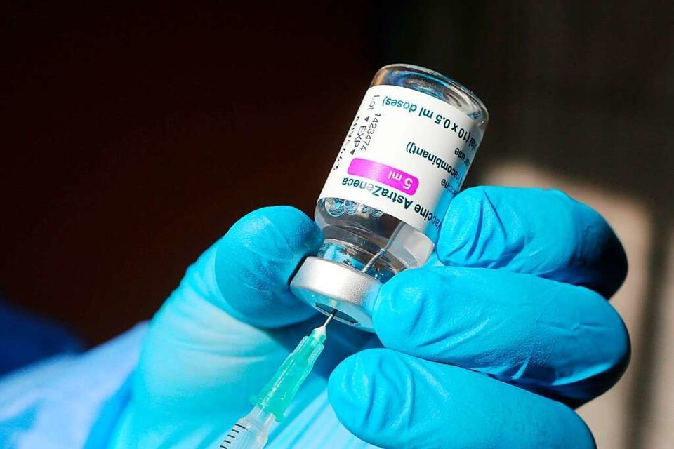 Eine Spritze wird mit dem Corona-Impfstoff von Astrazeneca aufgezogen (Foto: Matthias Bein (dpa))