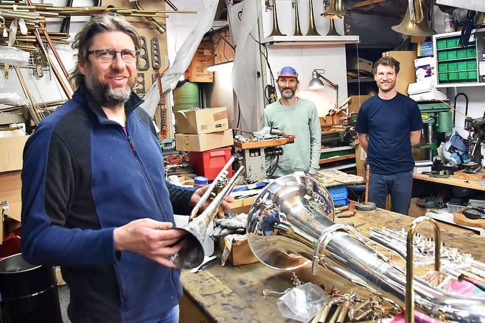 Instrumentenbauer Andreas Klingspor (mit der Autoblech-Trompete), Michael Meier und Christoph Franz in der Merzhauser Werkstatt (Foto: Sophia Hesser)