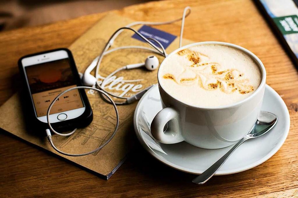 Beim Kaffee, beim Spazieren, beim Podcast: Es gibt für jede Situation den richtigen Podcast (Foto: Juja Han (unsplash.com))