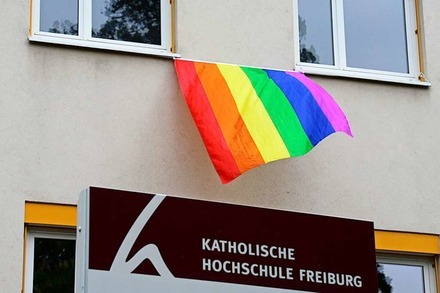 Die Katholische Hochschule Freiburg hängt die Regenbogenflagge raus