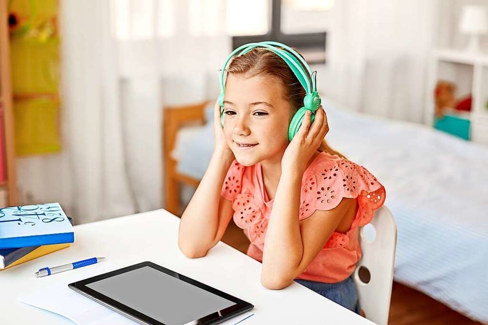 Wir haben Podcast-Tipps für Eltern und Kinder. (Foto: lev dolgachov   (stock.adobe.com))