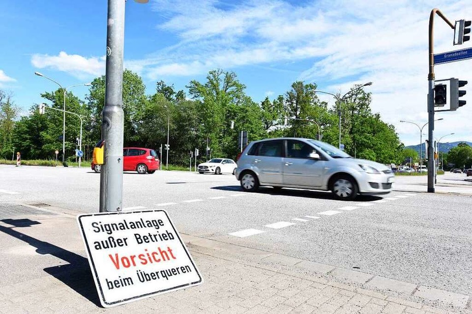 Nach einem Unfall sind an der Kreuzung Hermann-Mitsch-Straße/Granadaallee im Industriegebiet Nord mehrere Verkehrszeichen sowie ein Schutzzelt gestohlen worden. (Foto: Rita Eggstein)