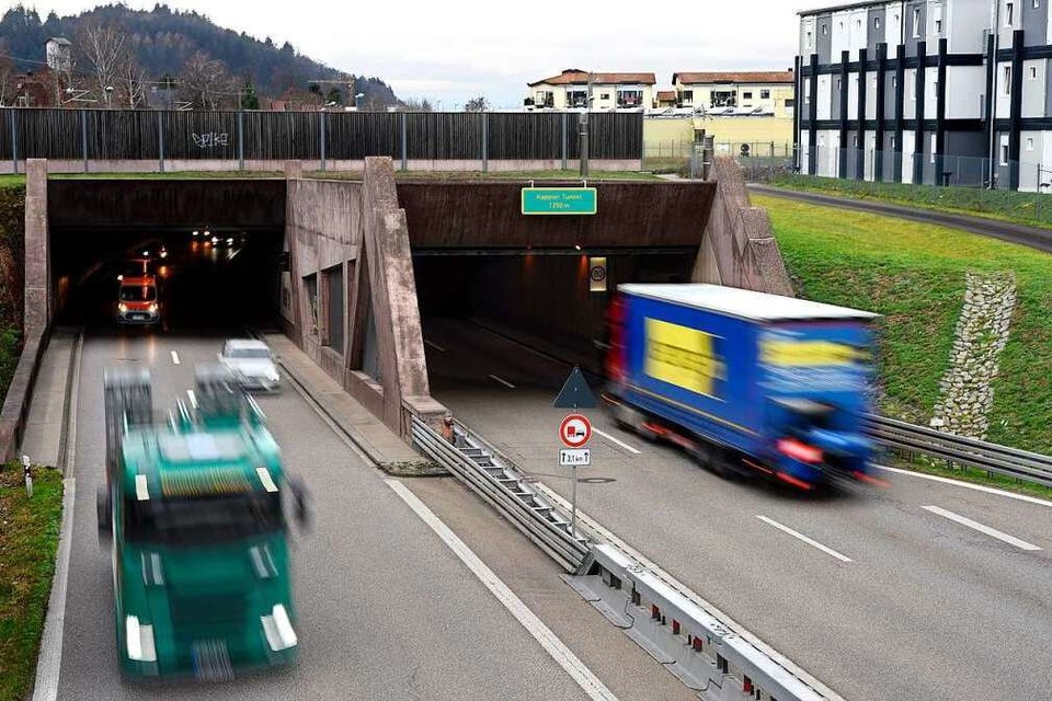 An der östlichen Mündung des Kappler Tunnels soll der Fahrer eines weißen Transporters mehrere andere Autofahrerinnen und -fahrer zum Anhalten gezwungen haben. Symbolbild. (Foto: Thomas Kunz)