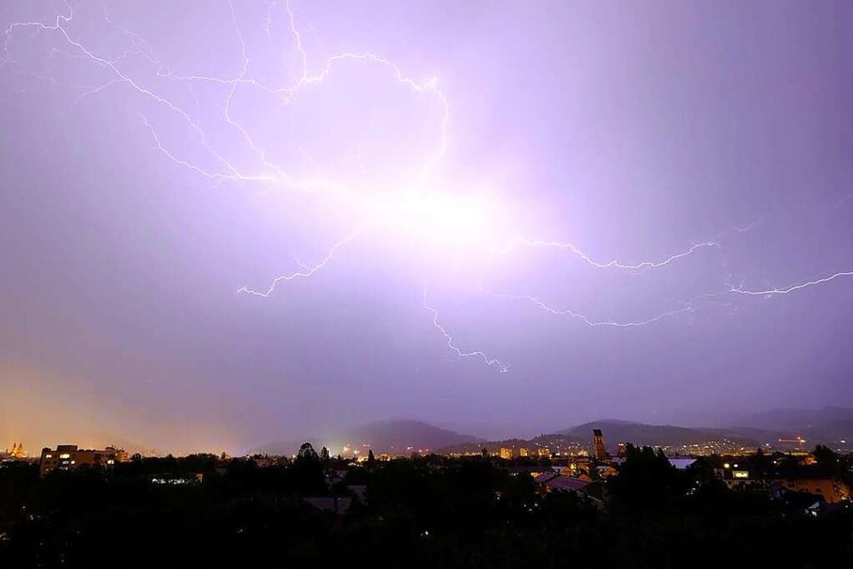 Dieses Foto vom Gewitter über Freiburg hat Christoph Koentges am vergangenen Freitag aufgenommen. (Foto: Christoph Koentges)