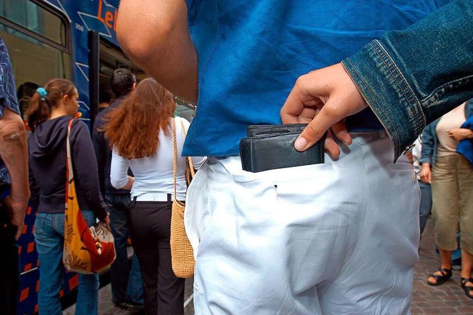 Die Polizei warnt vor Taschendiebinnen und -dieben. Symbolbild. (Foto: Ingo Schneider)