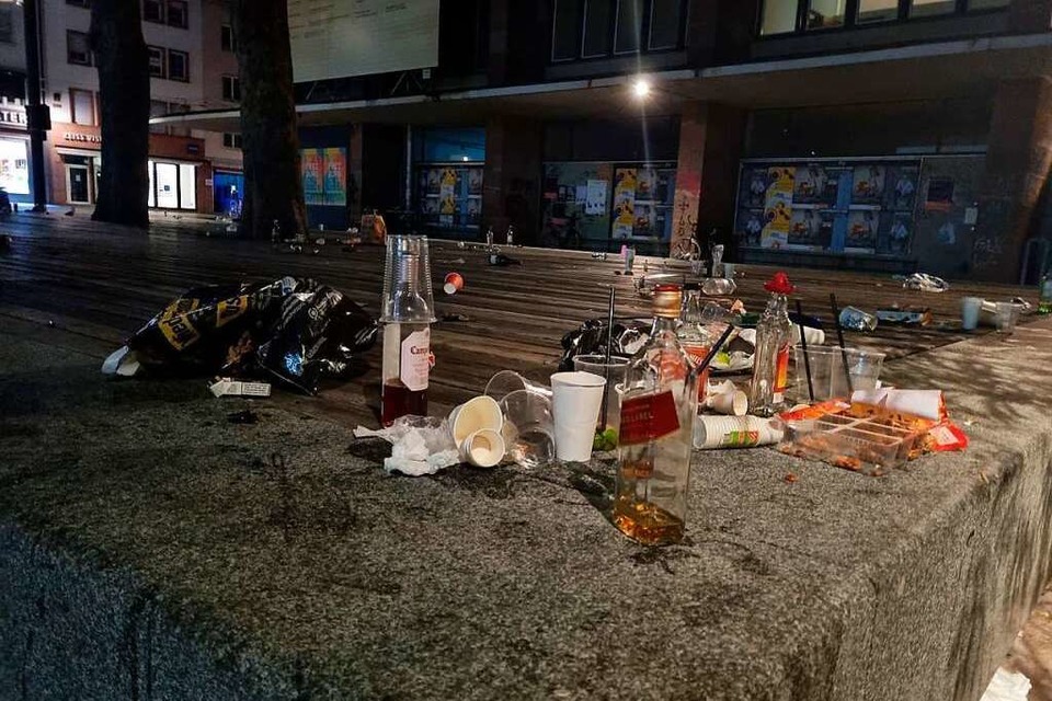Was von der Nacht übrig blieb: Müll auf dem Platz der Alten Synagoge, den die Wählervereinigung &amp;#8222;Bürger für Freiburg&amp;#8220; einsammelte. (Foto: Bürger für Freiburg)