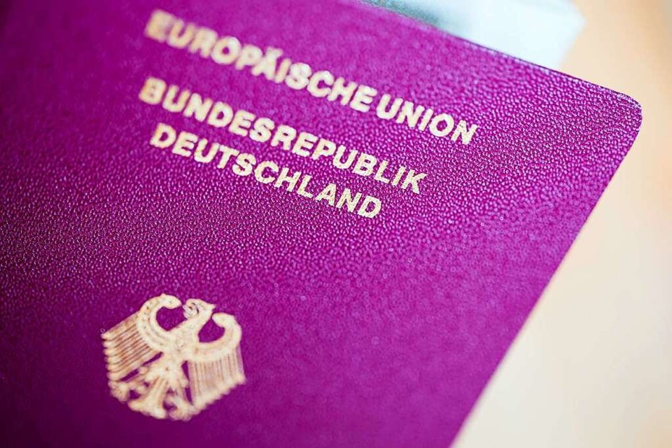 Ein deutscher Reisepass (Symbolbild) (Foto: Rolf Vennenbernd (dpa))