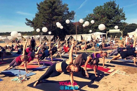 Am Wochenende könnt ihr im Strandbad Yoga und Fitness machen