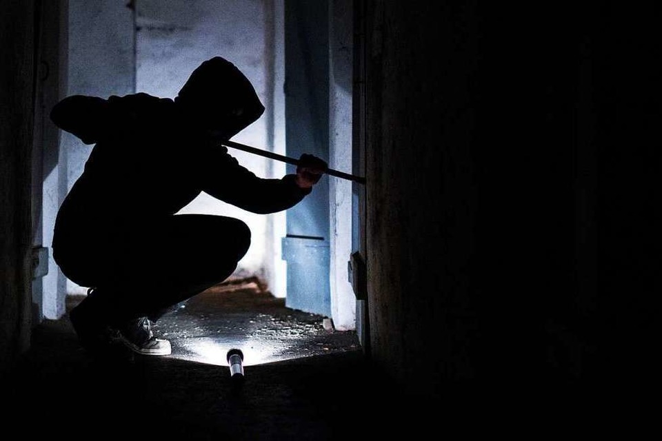 Durch ein offenes Fenster im Erdgeschoss ist ein Einbrecher in eine Wohnung gelangt. Symbolbild. (Foto: Silas Stein (dpa))