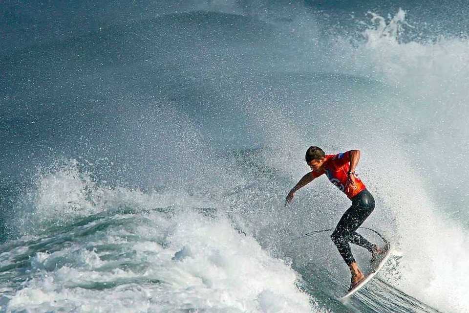 Andy Irons surft 2004 vor der spanischen Küste. (Foto: RAFA RIVAS)