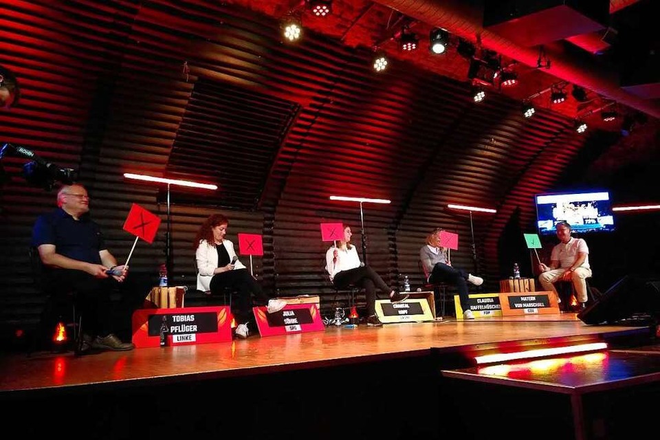 Tobias Pflüger (Linke), Julia Söhne (SPD), Chantal Kopf (Grüne), Claudia Raffelhüschen (FDP) und Matern von Marschall (CDU) auf der Jazzhaus-Bühne (Foto: Anna Castro Kösel)
