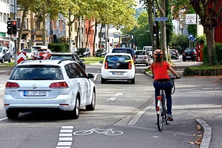 In Freiburg-Stühlinger wird eine Autospur zum Radstreifen