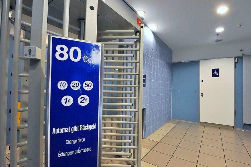 Ein 25-Jähriger hat das Drehkreuz der Toilettenanlage im Hauptbahnhof manipuliert und selbst kassiert. Archivbild. (Foto: Michael Bamberger)