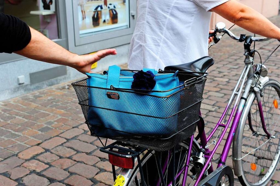 Eine Unbekannte soll in Freiburg-Haslach versucht haben, einer 70-Jährigen den Geldbeutel aus der Fahrradtasche zu stehlen. Symbolbild. (Foto: Ingo Schneider)