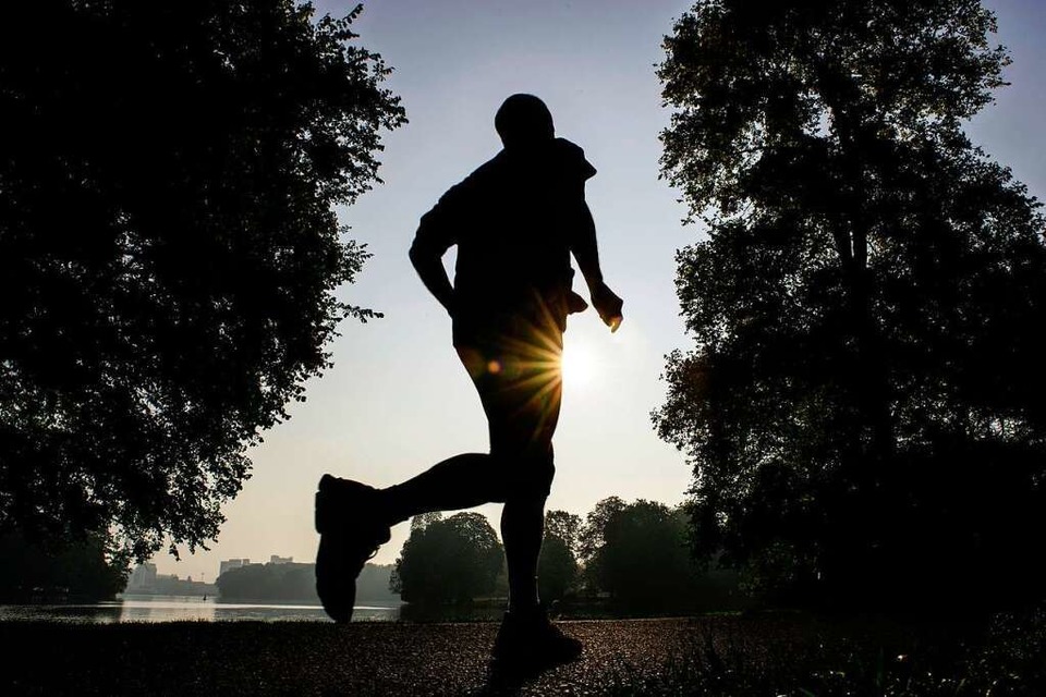Wer im Herbst trotz Dunkelheit joggen gehen will, sollte auf gute Ausstattung achten (Symbolbild). (Foto: Paul Zinken)