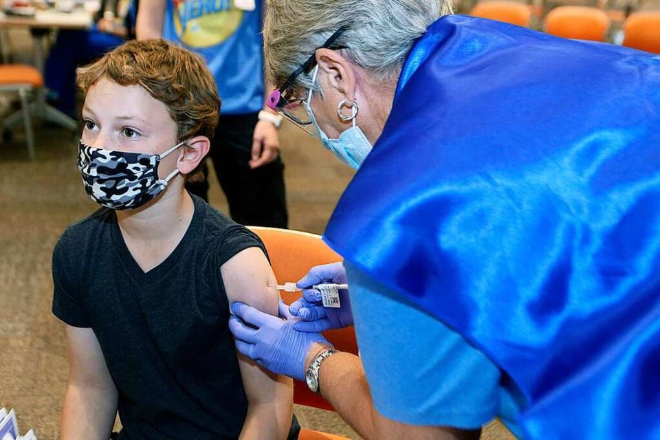Impfung eines Jungen in den USA. Schon in dieser Woche könnte die Entscheidung über die Zulassung der Impfstoffe für 5- bis 11-Jährige fallen. (Foto: Paul Vernon (dpa))