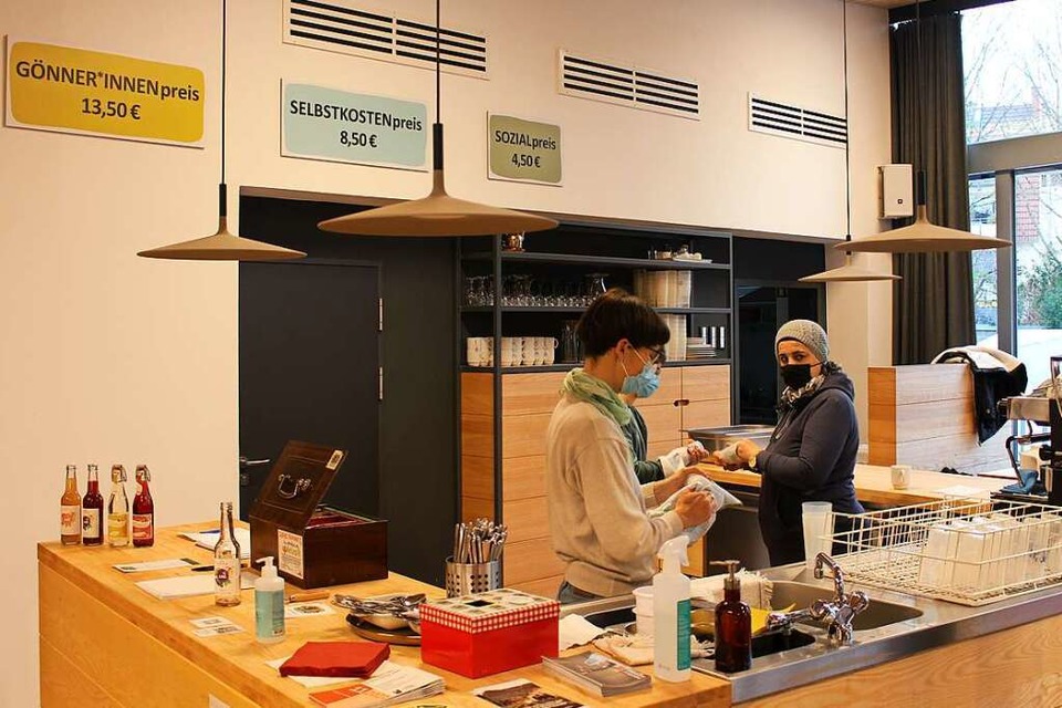 Die freiwilligen Helferinnen im Zuka Café in der Uhlandstraße (Foto: Johannes Breuninger)