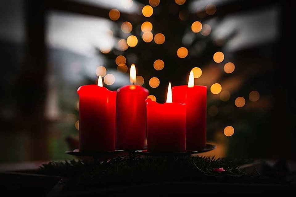 Warum zünden wir in der Adventszeit vier Kerzen an? (Foto: Max Beck (unsplash.com))
