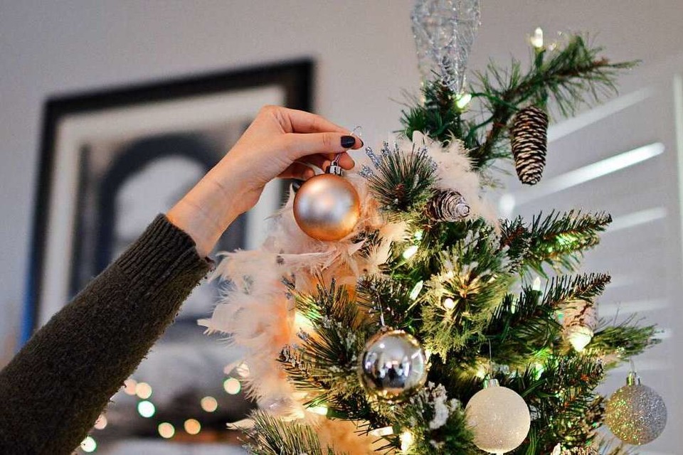 Den Baum schmücken und Weihnachtsfilme schauen, ist eine der Traditionen der fudder-Redaktion (Foto: Element5 Digital (unsplash.com))