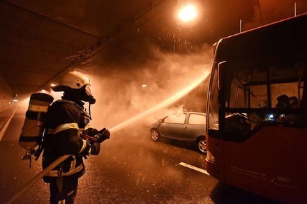 E-Auto brennt in Freiburg-Zähringen aus &#8211; Polizei sucht Zeugen