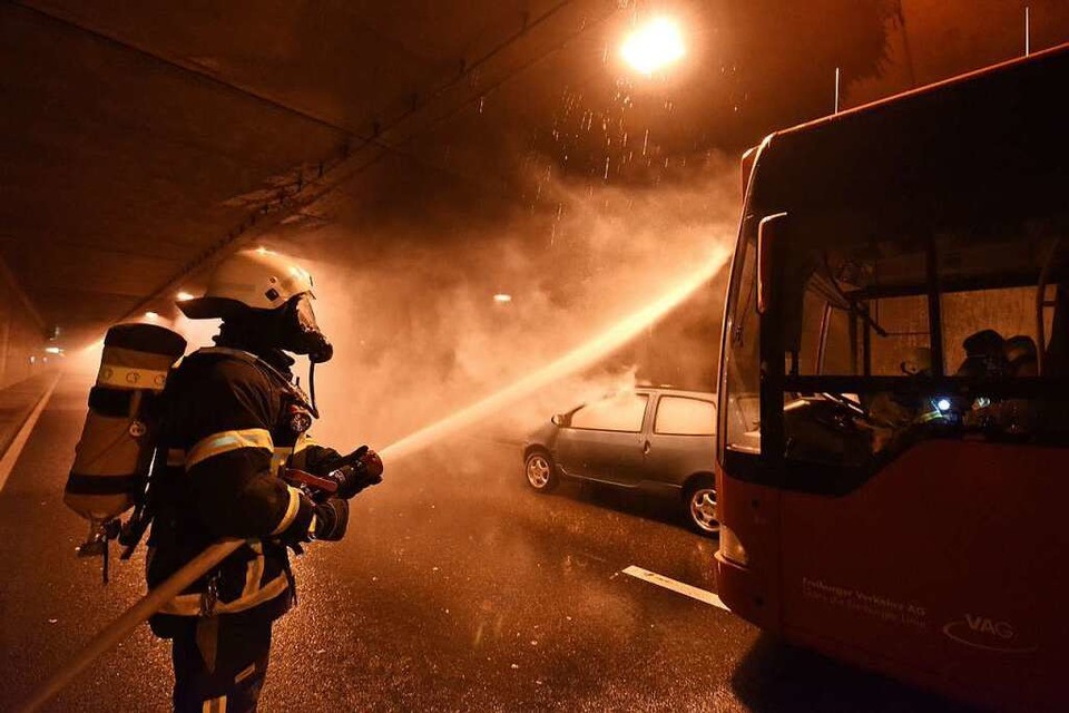 Die Feuerwehr konnte ein Übergreifen der Flammen nicht verhindern. Symbolbild. (Foto: Rita Eggstein)