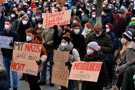 Fotos: Gegner der Corona-Maßnahmen und Gegendemonstranten gehen in Freiburg auf die Straße