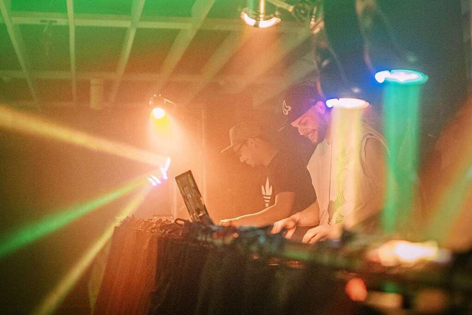 Die DJs Wuk (links) und Synthälizer legen am Samstag in der Bar am Funkeneck auf. (Foto: privat)