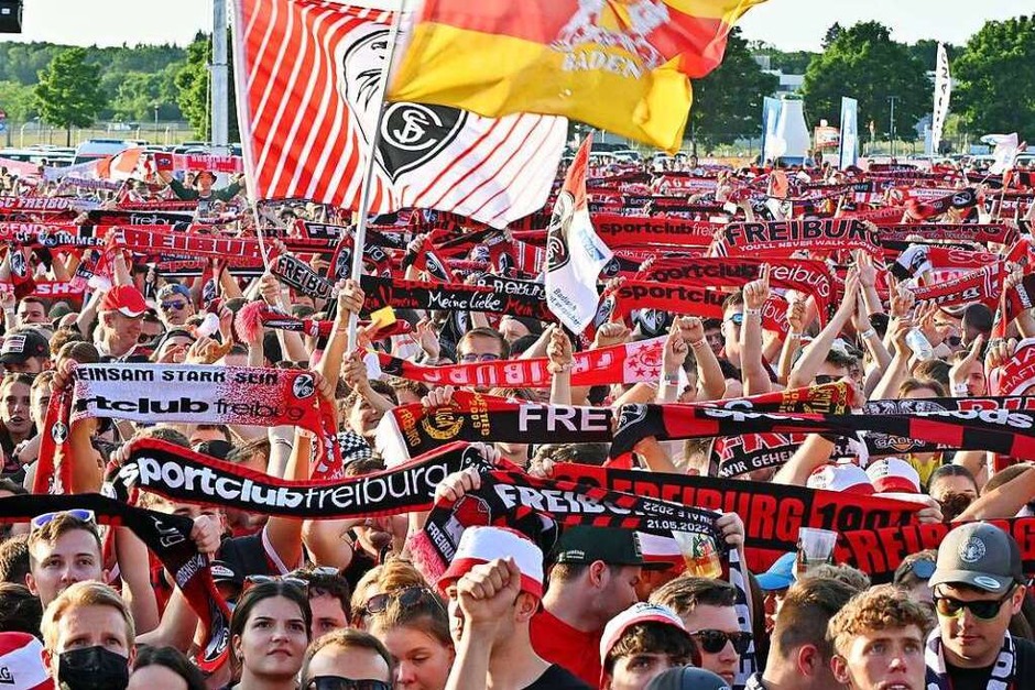 Euphorie, Begeisterung und Traurigkeit: Die Fans des SC Freiburg erleben auf dem Messeparkplatz ein Wechselbad der Gefühle. (Foto: Michael Bamberger)