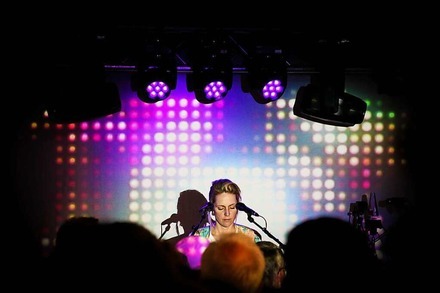 Fotos: Die dänische Singer-Songwriterin Agnes Obel im ZMF-Zirkuszelt in Freiburg