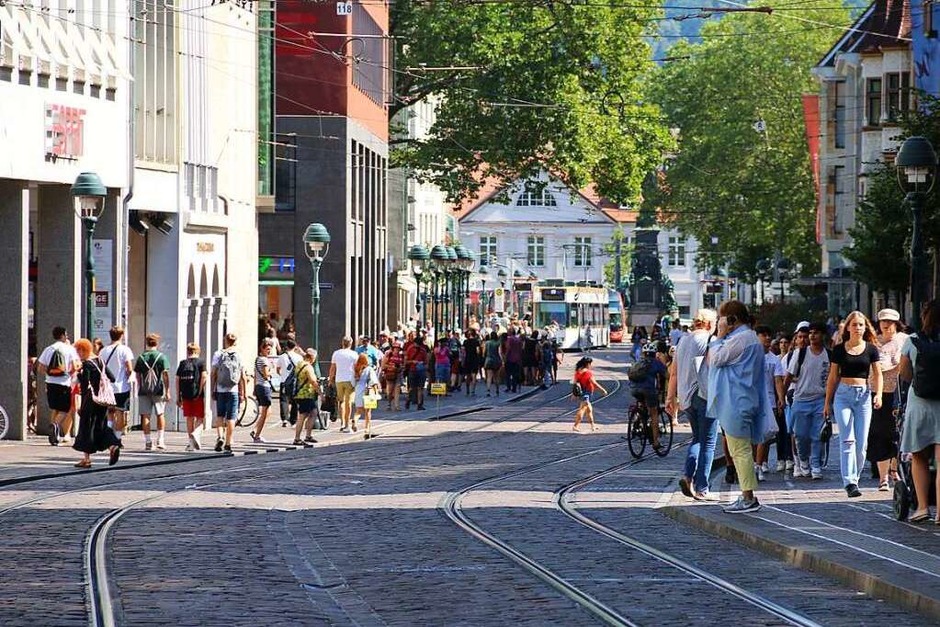 Die Freiburger Innenstadt ist an diesem Juli-Montag gut besucht. (Foto: Tim Bergfeld)