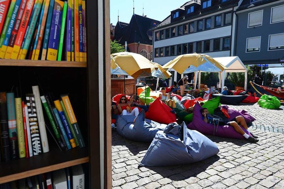 Für ein Weile dem Alltag entfliehen können Literaturinteressierte beim Stadt-Lesen  auf dem Kartoffelmarkt (Archivbild). (Foto: Rita Eggstein)