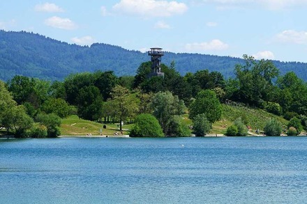 Polizei sucht Unbekannte, die eine 18-Jährige aus dem Freiburger Flückigersee vor dem Ertrinken rettete