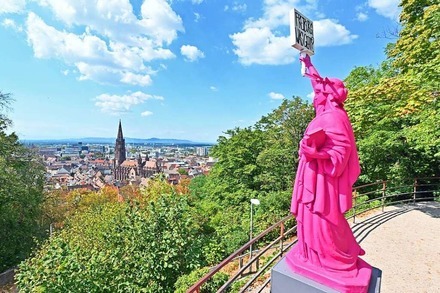 Eine geheimnisvolle Freiheitsstatue in Pink wirbt in Freiburg für die Clubszene