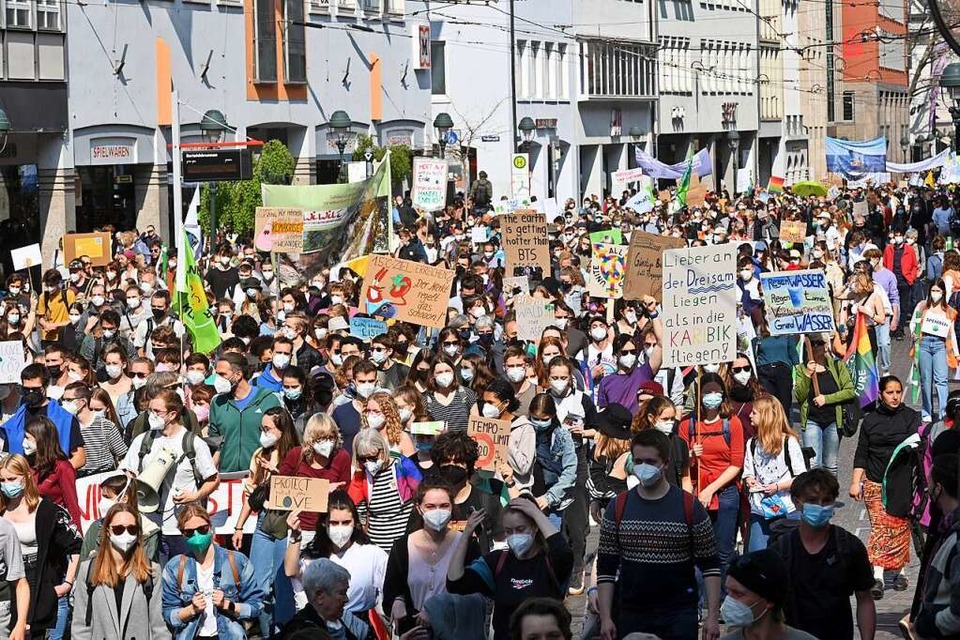 Beim vergangenen Klimastreik im März versammelten sich zwischen 5000 und 8000 Menschen in Freiburg. (Foto: Thomas Kunz)