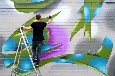 Am Wochenende bemalen Künstler in Freiburg eine Wand mit Graffiti