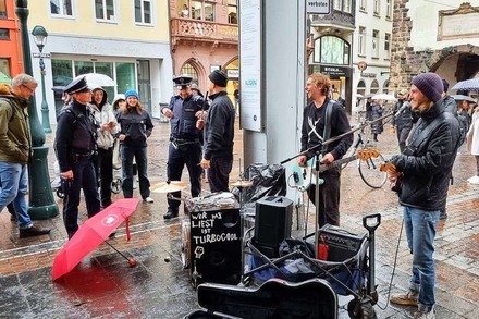 Vollzugsdienst beendet Straßenkonzert von "Sportfreunde Stiller" in Freiburg
