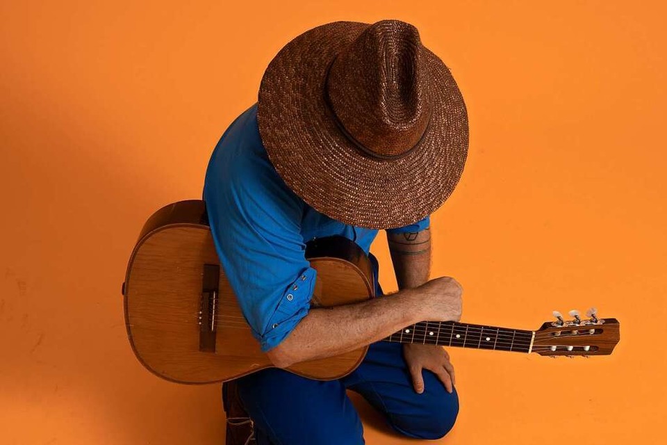 Der US-Singer/Songwriter Dekker versteckt sich unter einem großen Hut. (Foto: Label)