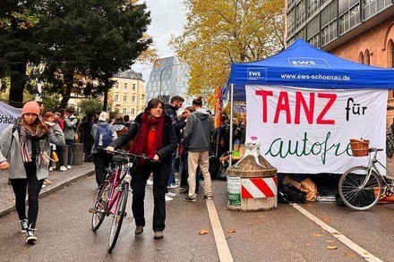 Freiburger Studierende raven für eine autofreie Rempartstraße