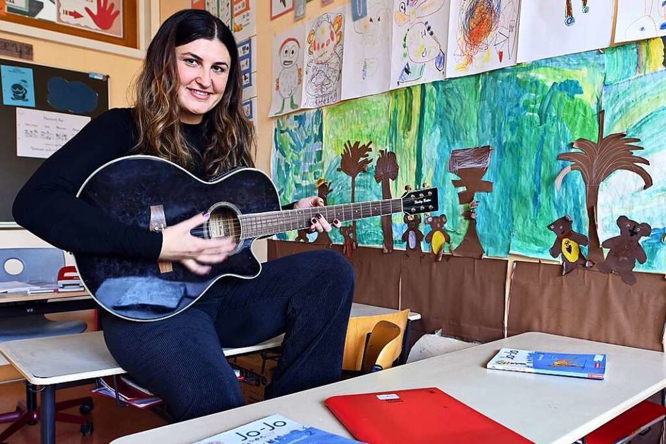 Für Theaterprojekte oder fürs Kinderyoga holt Arta Berisha auch mal ihre Gitarre raus. (Foto: Thomas Kunz)
