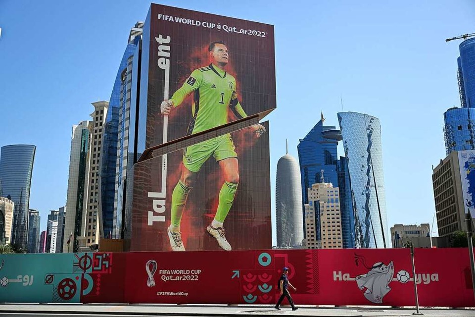 Manuel Neuer übergroß an einer Gebäudefassade in Doha in Katar. (Foto: Federico Gambarini (dpa))